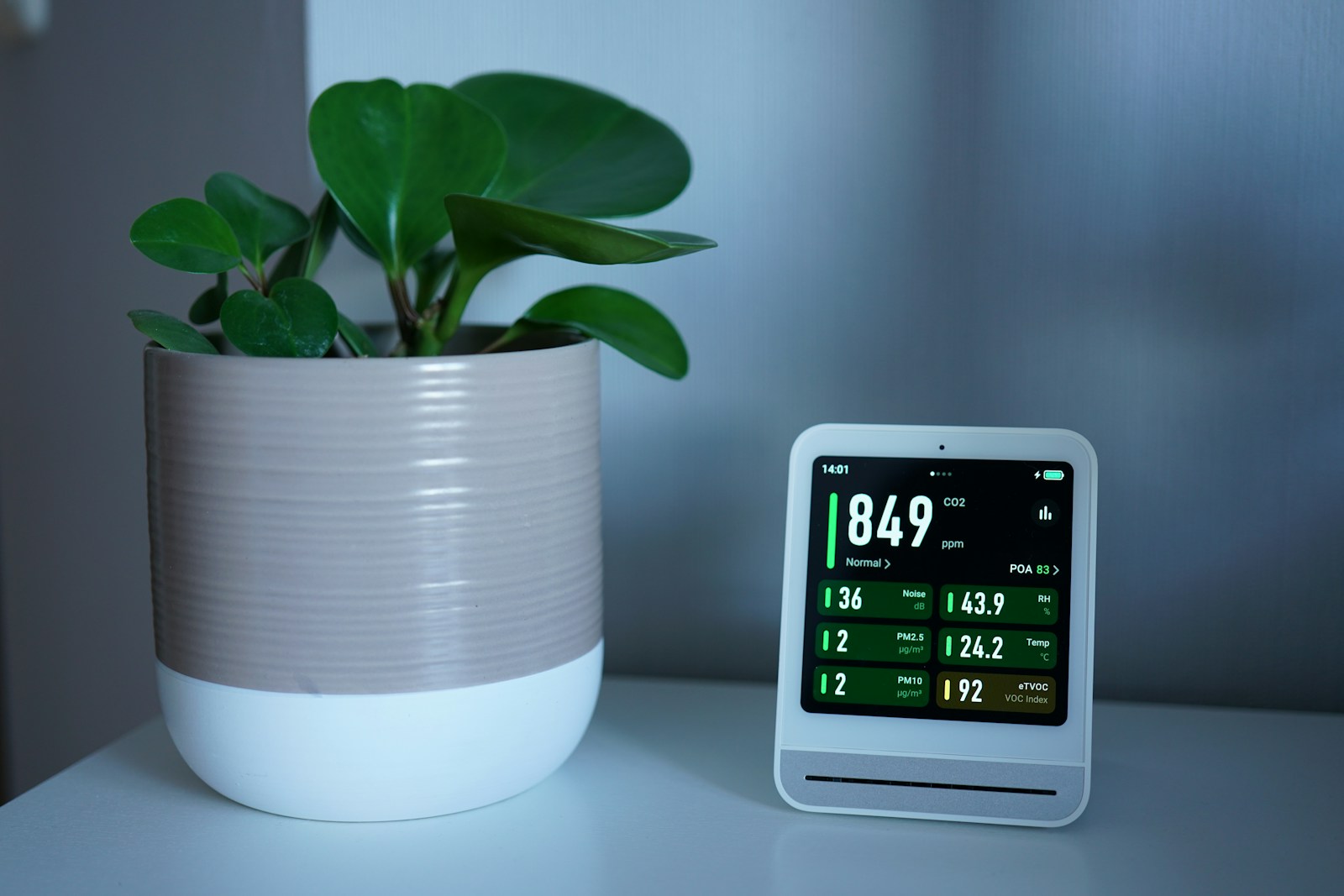 Indoor air quality monitor measuring fresh air conditions